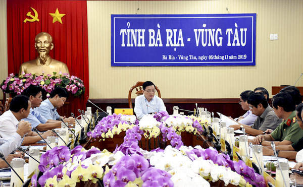 Ông Nguyễn Thành Long, Quyền Chủ tịch UBND tỉnh chủ trì cuộc họp.