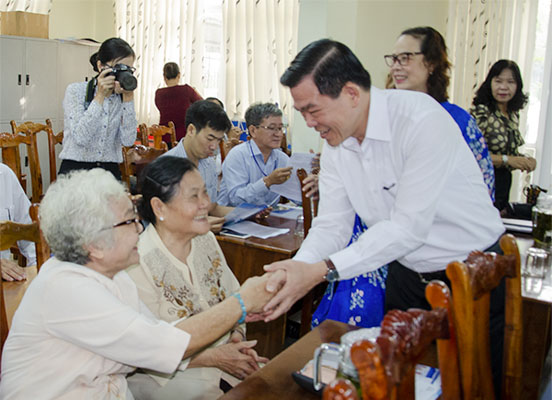 Ông Nguyễn Hồng Lĩnh, Ủy viên Trung ương Đảng, Bí thư Tỉnh ủy, Chủ tịch HĐND tỉnh gặp gỡ các cử tri phường 1 (TP.Vũng Tàu).