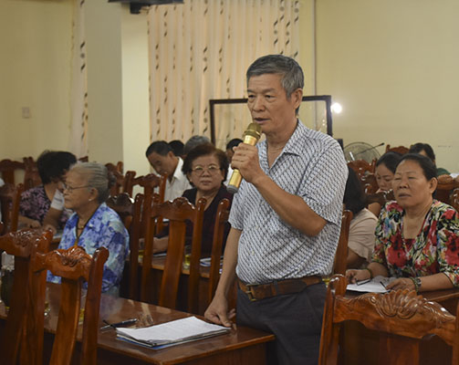 Cử tri Vũ Công Dân, phường 1 (TP.Vũng Tàu) phát biểu ý kiến tại buổi tiếp xúc.