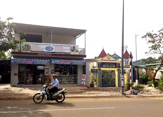 Hai căn nhà (1 trệt, 1 lầu) nằm trong diện tích đất của Thánh thất Cao Đài Long Phước đang được các con gái và con rể ông Trần Hữu Phước sử dụng vào mục đích ở và kinh doanh tạp hóa, văn phòng phẩm.