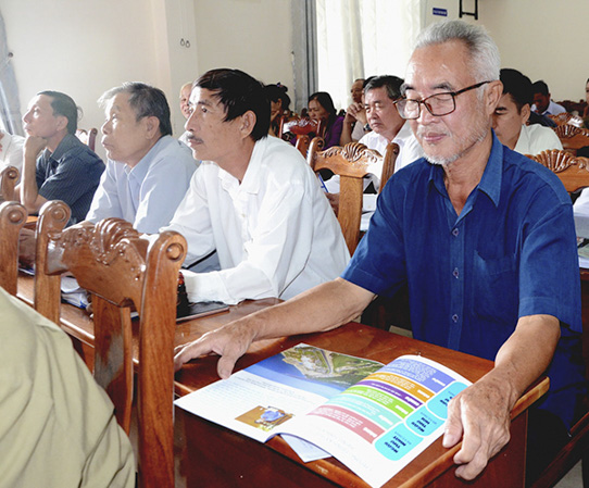 Cử tri phường 12 (TP.Vũng Tàu) xem Tờ thông tin TXCT của HĐND tỉnh. Ảnh: VÂN ANH
