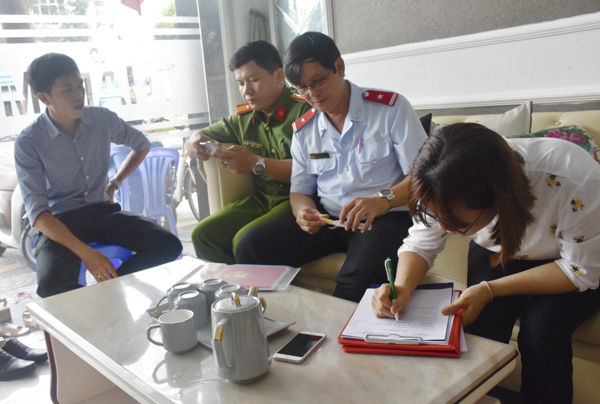 Đoàn kiểm tra tại cơ sở Thẩm mỹ Ngọc Huệ.