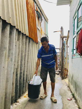 Người dân phường 5, TP.Vũng Tàu tập kết rác thải sinh hoạt, chờ xe đến thu gom.