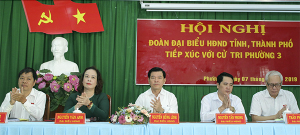 Đại biểu Nguyễn Hồng Lĩnh, Ủy viên Trung ương Đảng, Bí thư Tỉnh ủy, Chủ tịch HĐND tỉnh (người ngồi giữa) và các đại biểu của Tổ đại biểu số 1 HĐND tỉnh tiếp xúc cử tri Phường 3 (TP.Vũng Tàu). Ảnh: MINH NHÂN