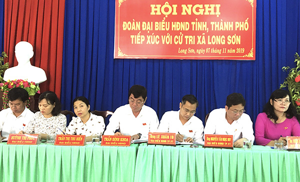 Tổ đại biểu số 3 HĐND tỉnh tiếp xúc cử tri xã Long Sơn (TP.Vũng Tàu). Ảnh: KIM HỒNG