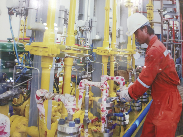 Người lao động Vietsovpetro (đơn vị trực thuộc PVN) làm việc trên giàn khoan.