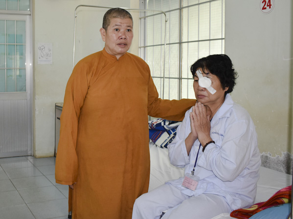 Ni sư Thích Nữ Tiến Liên thăm hỏi, động viên bệnh nhân nghèo trước khi phẫu thuật. 