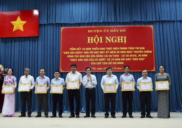 Ông Dương Trọng Hiếu, Phó Bí thư Thường trực Huyện ủy Đất Đỏ tặng Giấy khen cho các tập thể có thành tích xuất sắc trong phong trào thi đua “Dân vận khéo” giai đoạn 2009-2019.