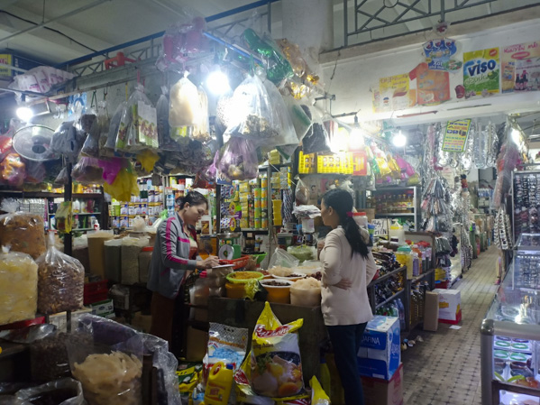 Bà con tiểu thương Trung tâm thương mại Bà Rịa (TP.Bà Rịa) sử dụng điện thắp sáng phục vụ kinh doanh.