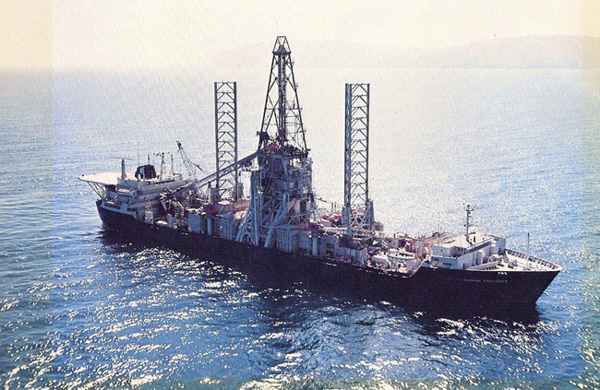 Tàu Glomar Explorer trên đường đến điểm trục vớt K-129.