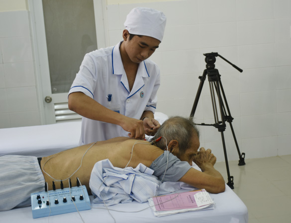 Điều trị thoái hóa khớp có thể kết hợp tập vật lý trị liệu và châm cứu.  Trong ảnh: Bệnh nhân được điều trị bằng phương pháp châm cứu tại Bệnh viện Y học cổ truyền tỉnh.