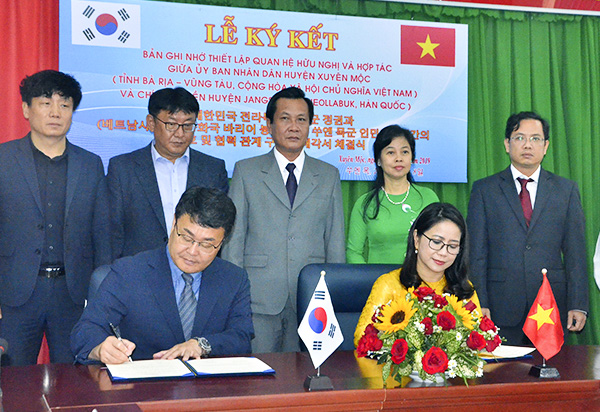 Bà Lê Thị Trang Đài, Phó Bí thư Huyện ủy, Chủ tịch UBND huyện Xuyên Mộc và ông Chang Young Soo, Thị trưởng huyện Jangsu ký kết Bản ghi nhớ thiết lập quan hệ hữu nghị và hợp tác giữa 2 địa phương.