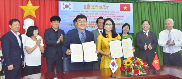 Đại diện chính quyền huyện Xuyên Mộc và huyện Jangsu cùng chúc mừng Bản ghi nhớ đã được ký kết.