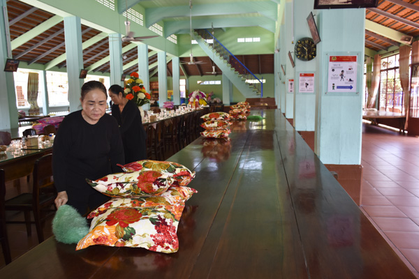 Con cháu Ông Trần lau dọn nhà cửa sạch sẽ để chuẩn bị đón khách thập phương về Nhà Lớn. Ảnh: SONG THẢO