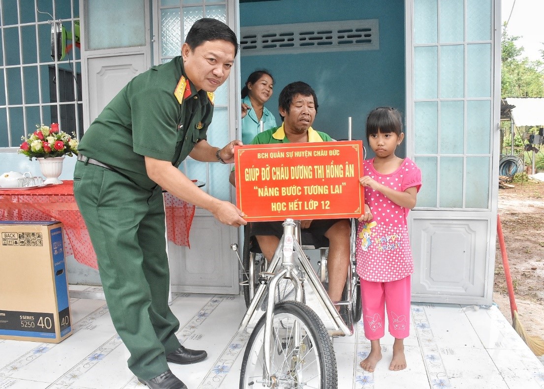 Đại diện Ban CHQS huyện Châu Đức trao học bổng 