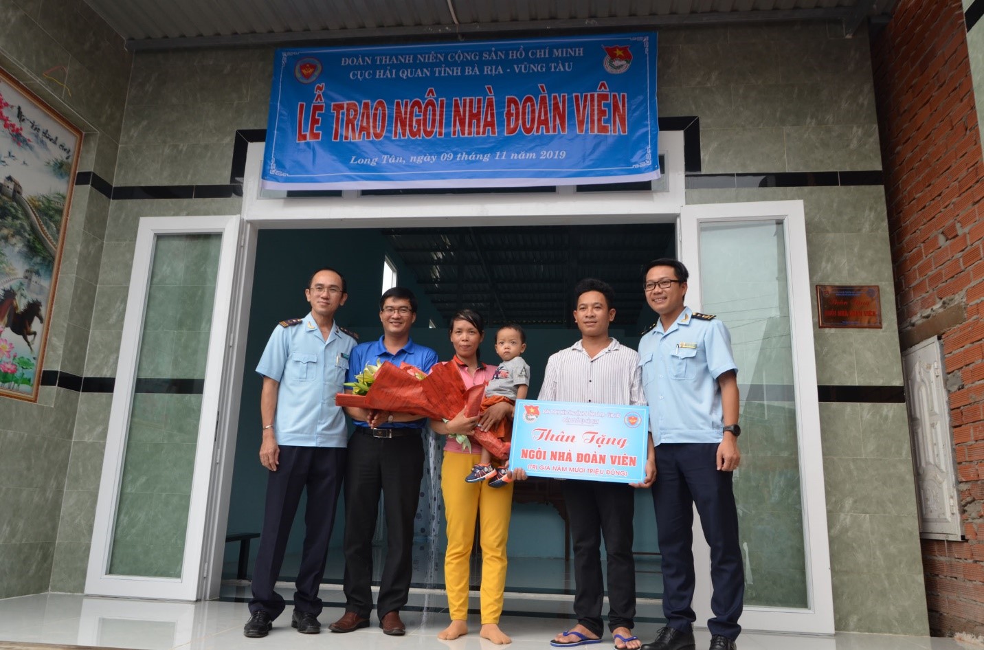 Đại diện Cục Hải quan tỉnh, Tỉnh Đoàn trao tặng “Ngôi nhà đoàn viên” cho gia đình anh Lý Minh Thảo.
