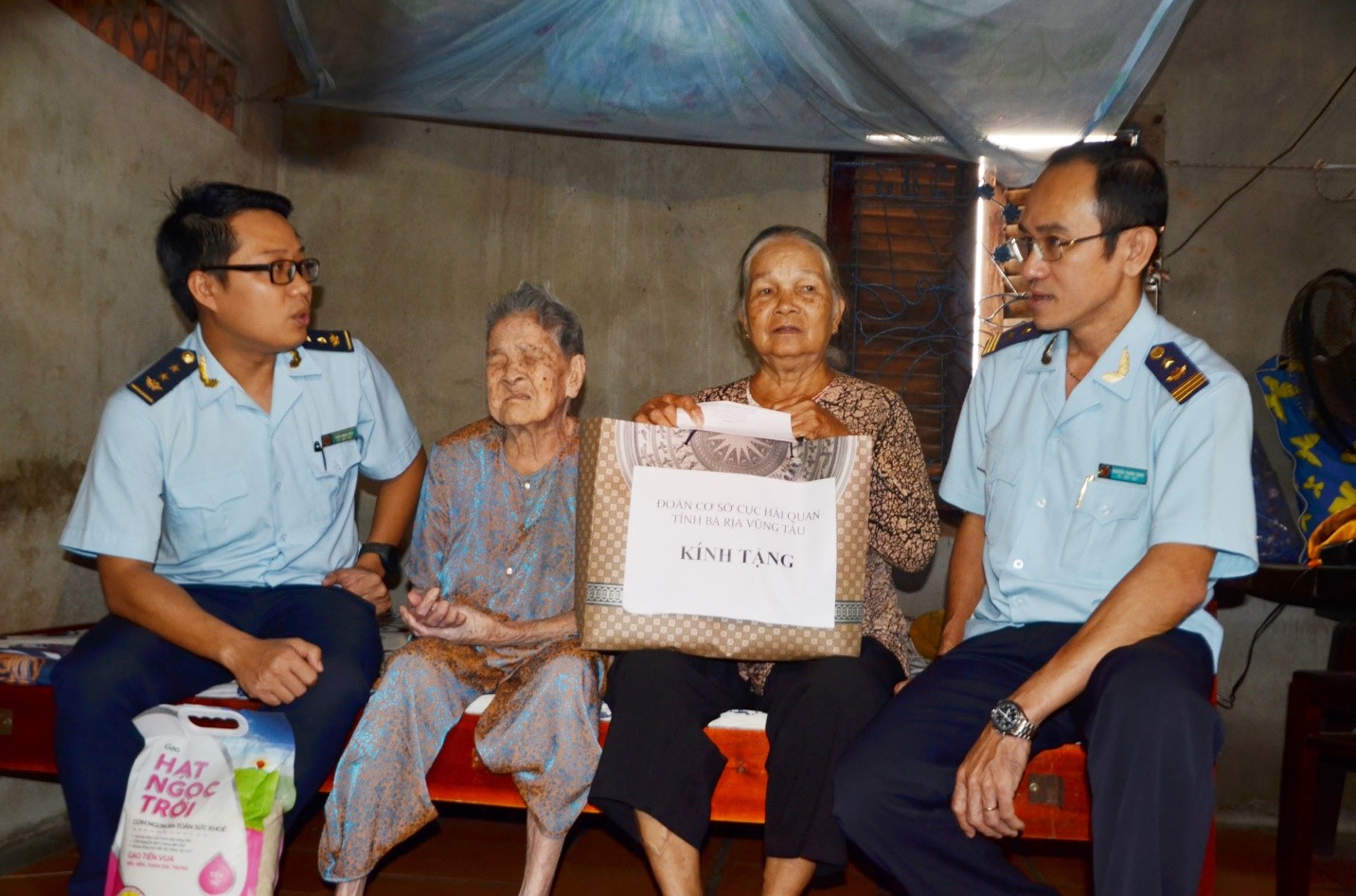 Ông Nguyễn Thanh Sang (bên phải), Phó Cục trưởng, Chủ tịch Công đoàn Cục Hải quan tỉnh và anh Trần Minh Hiền, Bí thư Đoàn Hải quan thăm hỏi, tặng quà Mẹ VNAN Nguyễn Thị Phúc.