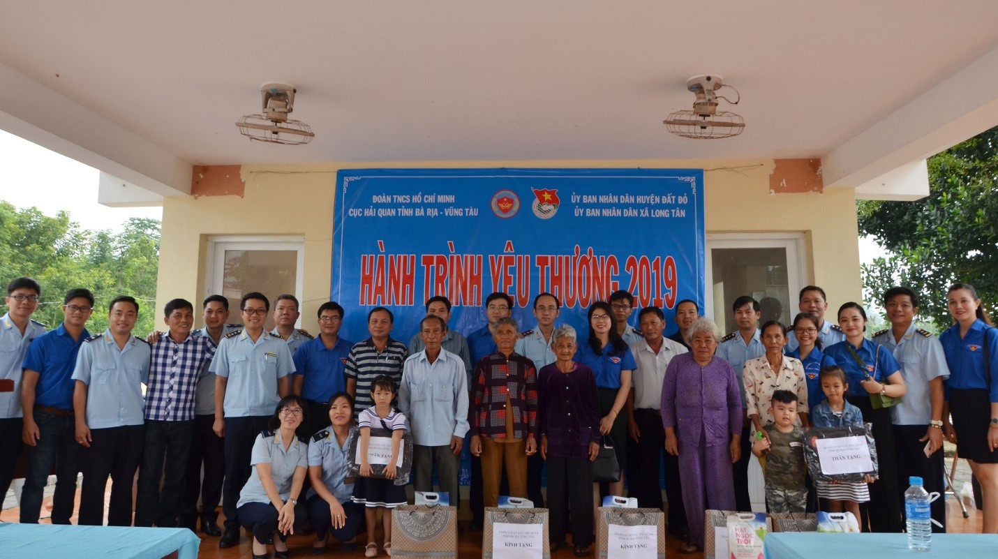 Đại diện Cục Hải quan tỉnh trao quà, học bổng cho người dân và HS xã Long Tân.