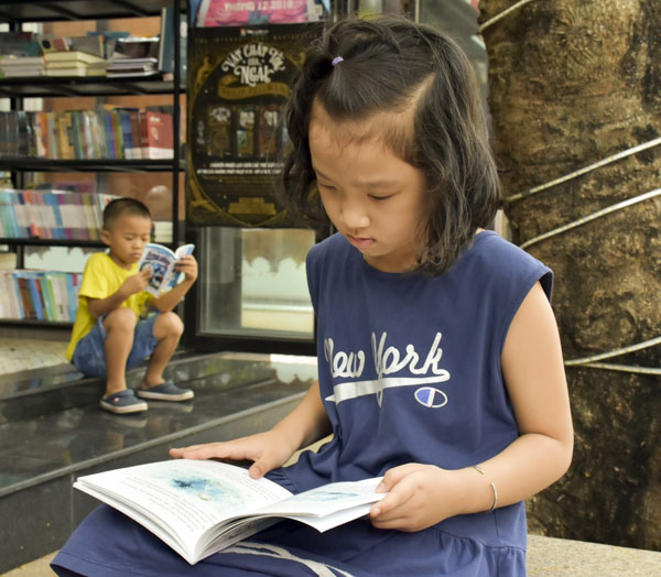 Các em nhỏ say mê đọc sách.