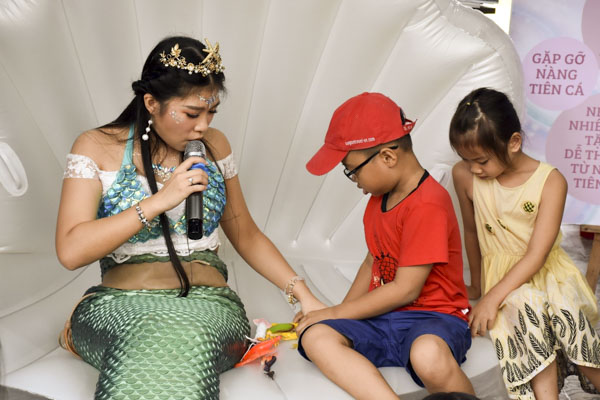 Các em nhỏ tham gia các trò chơi về biển, đảo cùng “Nàng tiên cá”.