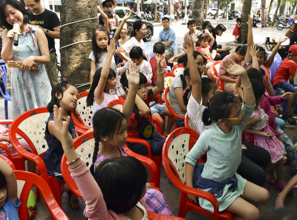 Các em nhỏ tham gia trả lời các câu hỏi về sách, biển, đảo quê hương.