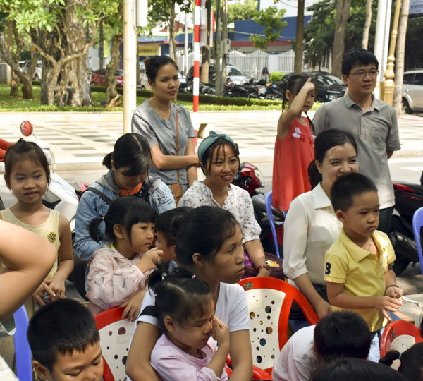 Phụ huynh cũng rất hào hứng cùng con em mình tham gia chương trình.
