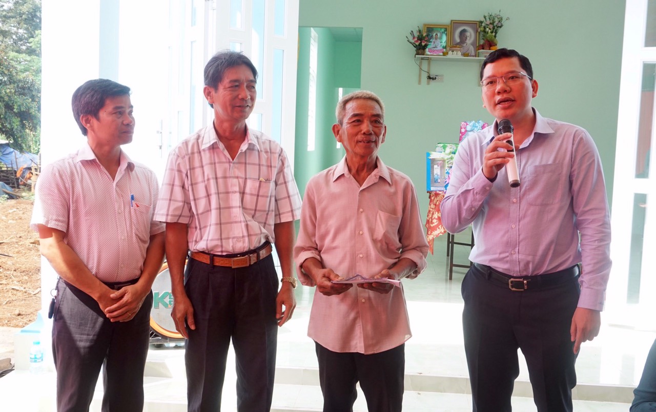 Ông Hoàng Nguyên Dinh, Chủ tịch UBND huyện Châu Đức (thứ 5 từ phải qua) thay mặt chính quyền địa phương cảm ơn các tổ chức, cá nhân ủng hộ xây nhà cho ông Nguyễn Văn Bê.