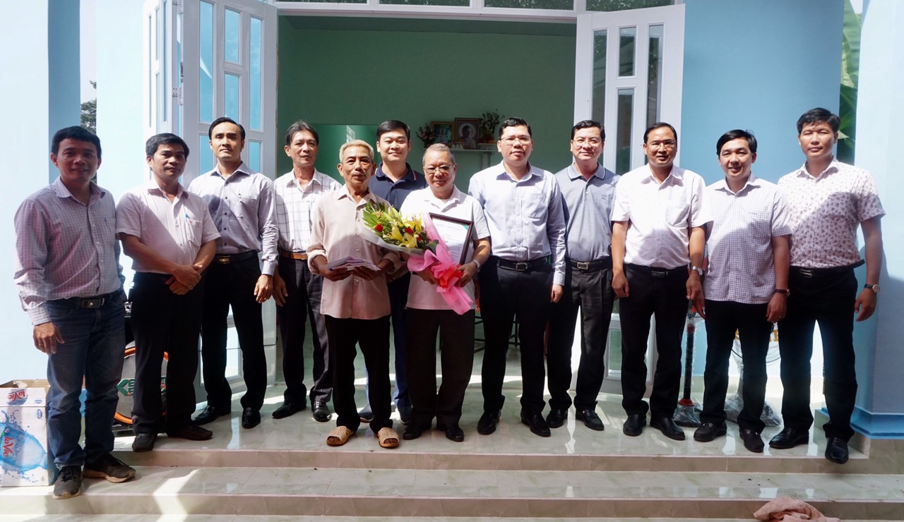 ông Nguyễn Trọng Minh, nguyên Phó Bí thư Tỉnh ủy – Chủ tịch UBND tỉnh (thứ 6 từ phải qua) cùng lãnh đạo UBND tỉnh, UBND huyện Châu Đức và đại diện các đơn vị, doanh nghiệp, mạnh thường quân… bàn giao nhà cho ông Nguyễn Văn Bê