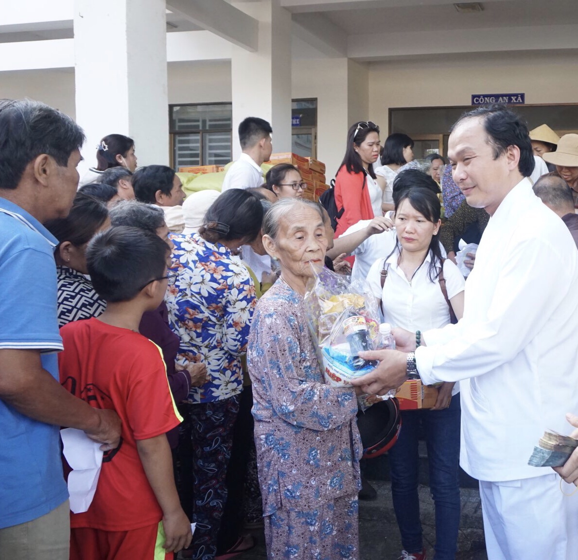 Ông Lê Châu Hiệp (pháp danh Hoằng Khởi), Trưởng CLB Tâm Từ Lan Tỏa (TP.HCM) trao quà cho các hộ nghèo tại xã Suối Nghệ (huyện Châu Đức).