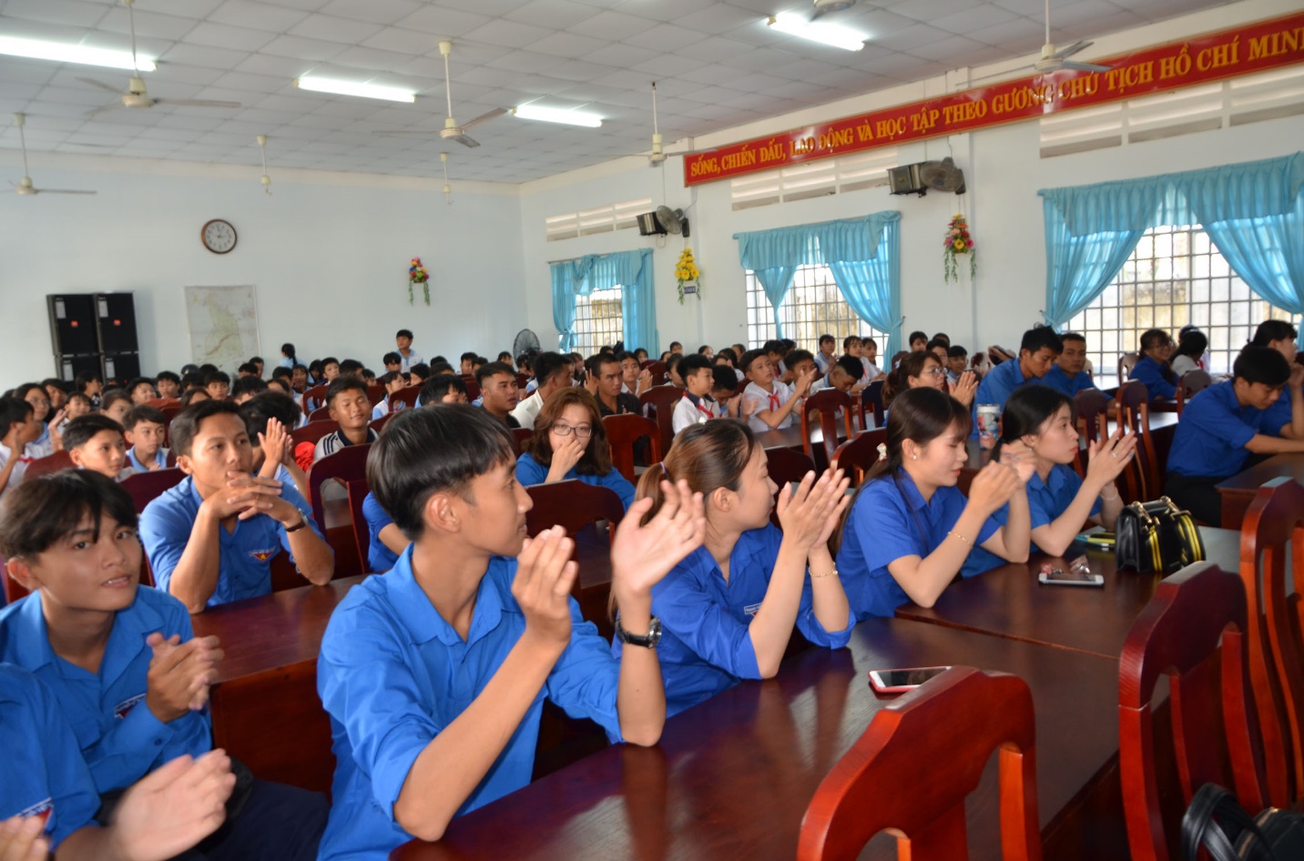Các đoàn viên, thanh niên háo hức với những chương trình nói chuyện chuyên đề và tiểu phẩm tại Ngày hội pháp luật.