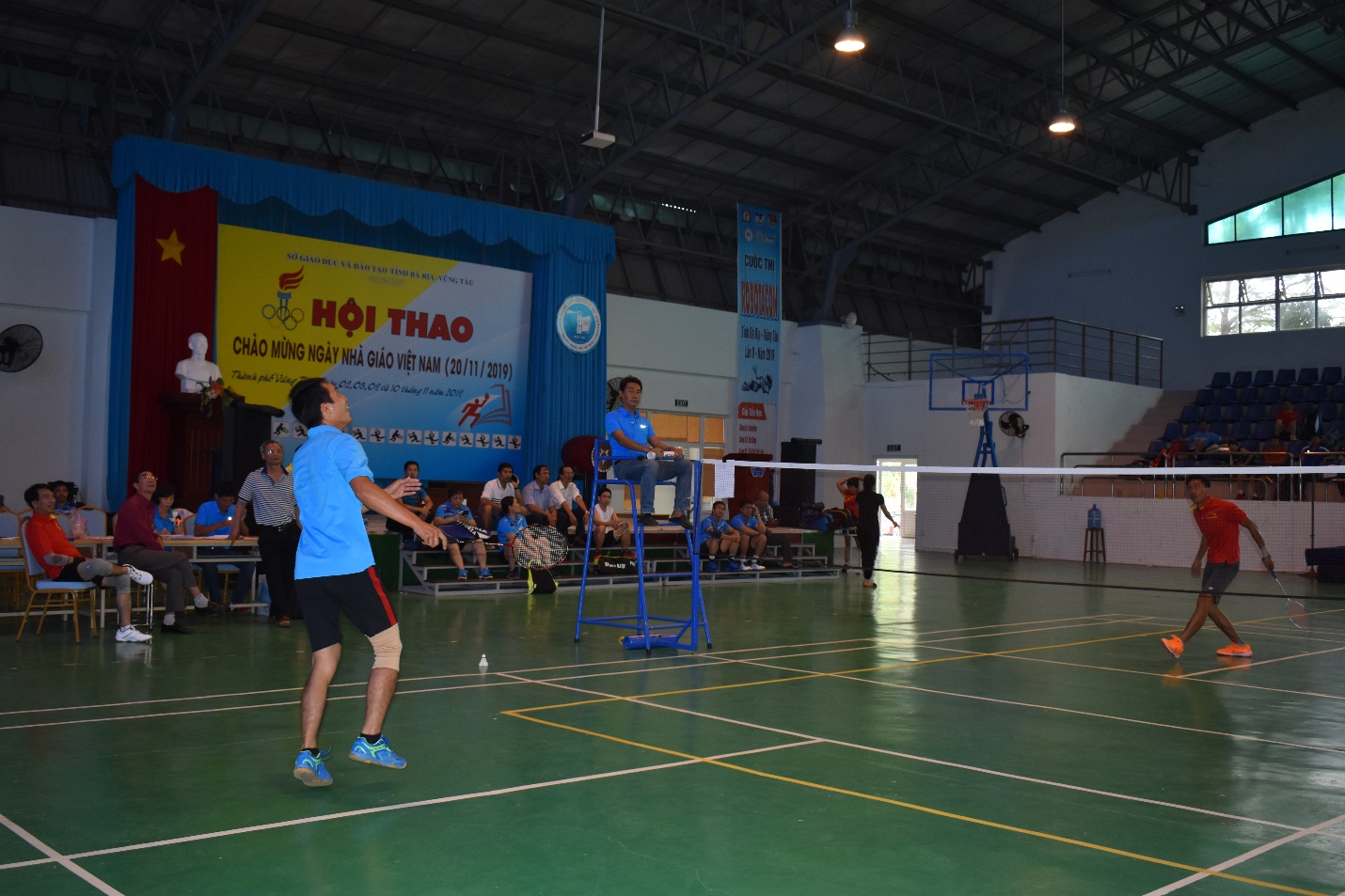 Các VĐV thi đấu môn cầu lông.
