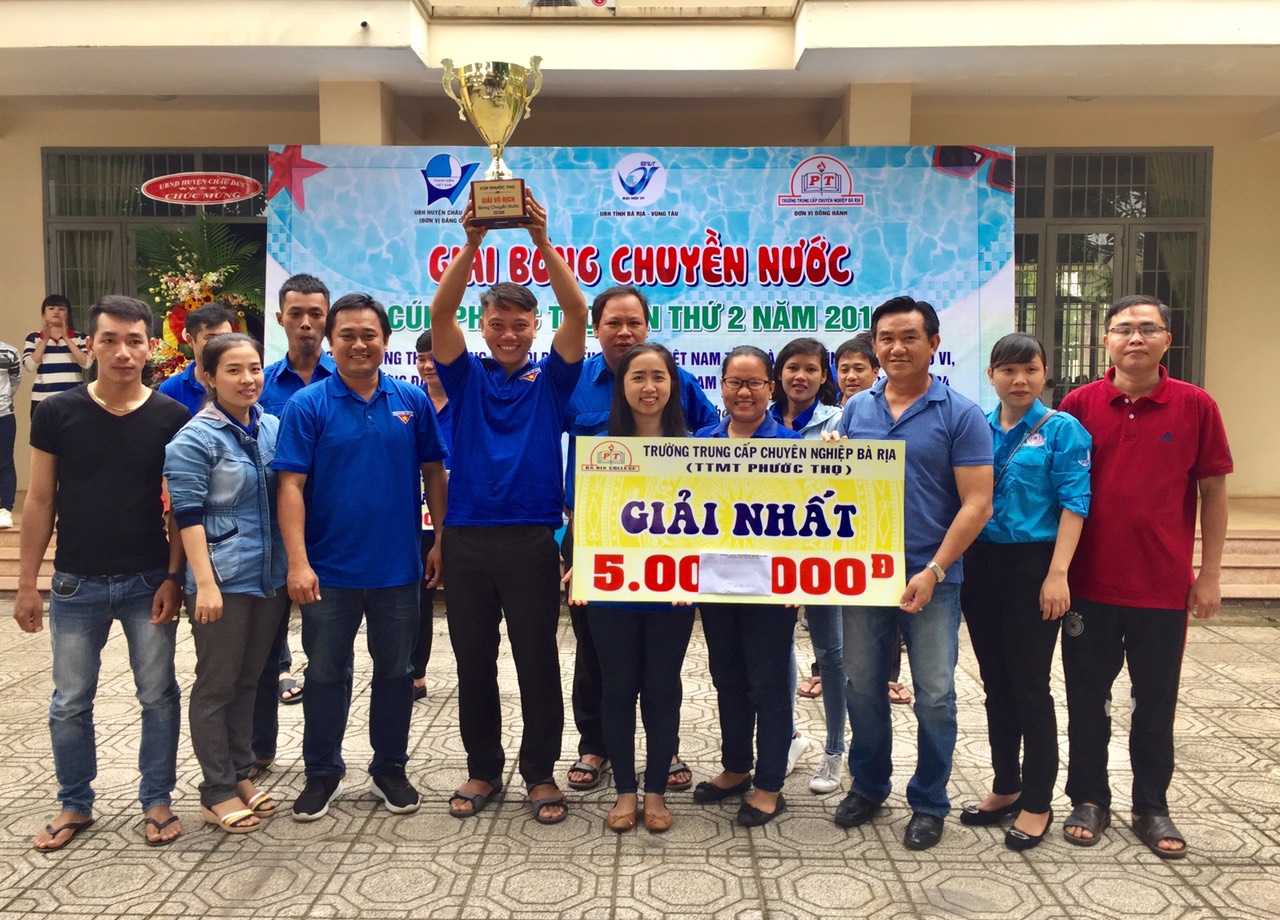 Ông Nguyễn Minh Triết, Phó Bí thư Tỉnh Đoàn, Chủ tịch Hội LHTN tỉnh (thứ 3 từ phải qua) trao Cup vô địch và giải thưởng cho đội Hội LHTN huyện Đất Đỏ. 