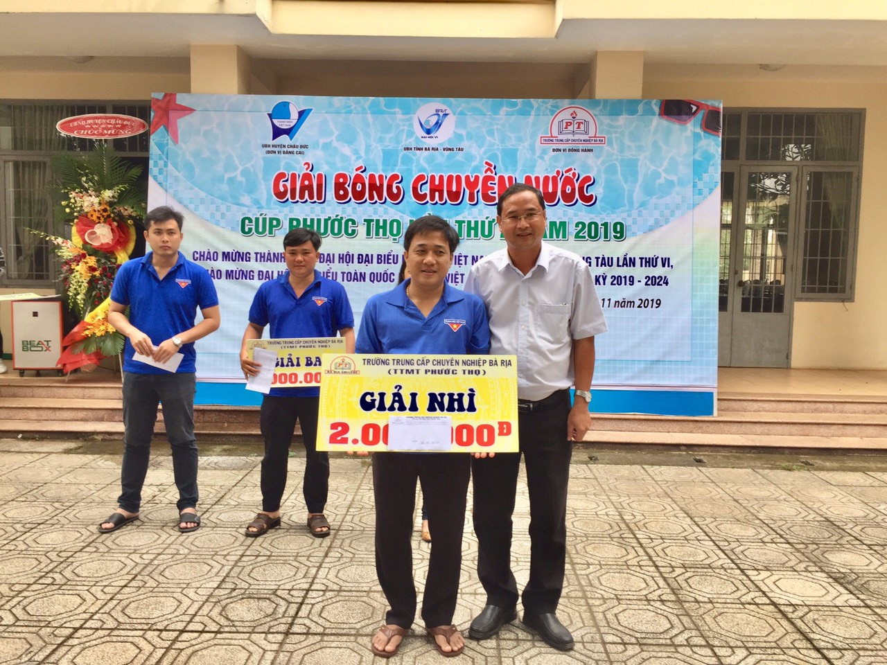 Ông Nguyễn Tấn Bản, Phó Chủ tịch UBND huyện Châu Đức trao giải Nhì. 