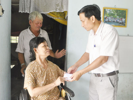 Tổ Dân vận ấp 5, xã Tóc Tiên, TX.Phú Mỹ trao tiền hỗ trợ hàng tháng cho gia đình ông Trần Đức Tùng và bà Võ Thị Kim Hoa, hộ nghèo chuẩn quốc gia ở tổ 3, ấp 5, xã Tóc Tiên, TX.Phú Mỹ.