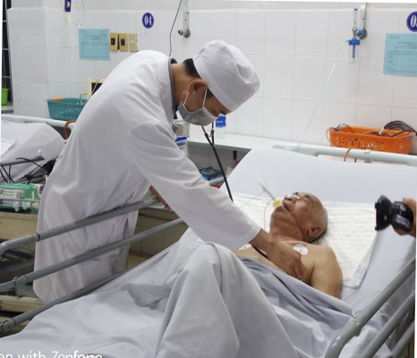 Đề tài “Đánh giá hiệu quả điều trị nhồi máu não cấp bằng thuốc tiêu sợi huyết đường tĩnh mạch tại Bệnh viện Đa khoa Khu vực Long Khánh” nhằm khảo sát, đánh giá hiệu quả của tiêu sợi huyết trong cấp cứu bệnh nhân nhồi máu não. Trong ảnh: Bác sĩ thăm khám cho bệnh nhân bị tai biến mạch máu não (nhồi máu não) điều trị tại Bệnh viện Lê Lợi.