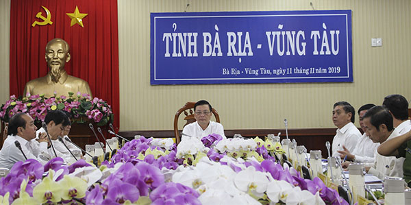 Ông Nguyễn Thành Long, Quyền Chủ tịch UBND tỉnh chủ trì cuộc họp.