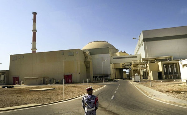 Binh sĩ Iran gác bên ngoài nhà máy điện hạt nhân Bushehr ở Iran. 