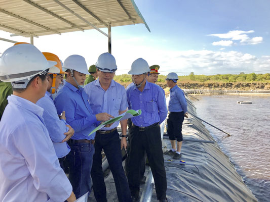 Lãnh đạo tỉnh giám sát khu xử lý nước thải tại trang trại chăn nuôi bò  Anh Khải Ký (xã Xuyên Mộc, huyện Xuyên Mộc).