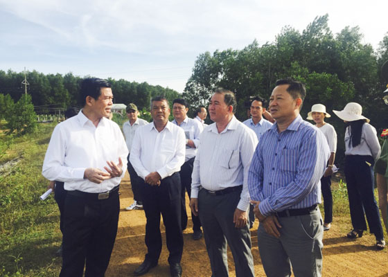 Ông Nguyễn Hồng Lĩnh, Ủy viên Trung ương Đảng, Bí thư Tỉnh ủy đi thị sát và trao đổi với lãnh đạo các sở, ngành, địa phương về giải pháp quản lý việc nạo vét lòng hồ sông Hỏa (huyện Xuyên Mộc). Ảnh: QUANG VŨ