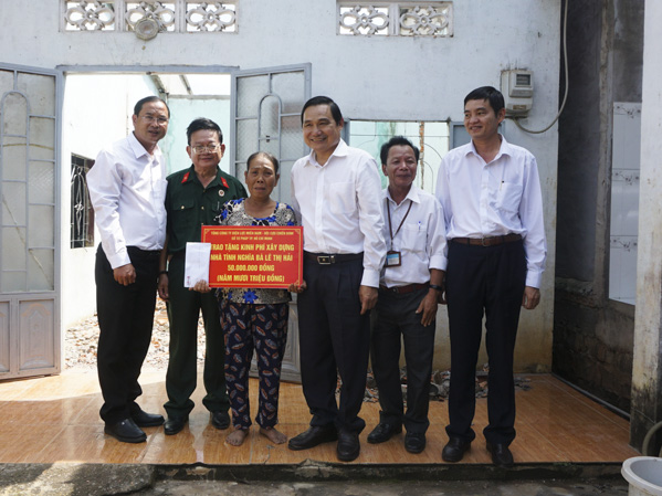 Ông Nguyễn Văn Hợp (giữa), Chủ tịch Hội đồng thành viên Tổng Công ty Điện lực miền Nam và ông Nguyễn Tấn Bản, Phó Chủ tịch UBND huyện Châu Đức trao kinh phí xây dựng “Nhà tình nghĩa” cho bà Lê Thị Hải (thôn 3, xã Đá Bạc).