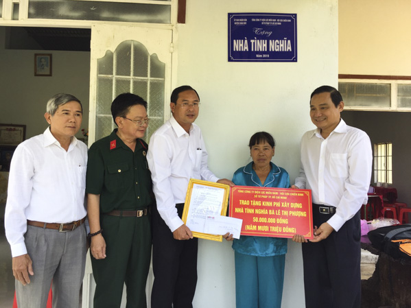 Ông Nguyễn Văn Hợp, Chủ tịch Hội đồng thành viên Tổng Công ty Điện lực miền Nam và ông Nguyễn Tấn Bản, Phó Chủ tịch UBND huyện Châu Đức trao quyết định bàn giao nhà cho bà Lê Thị Phượng (thôn2, xã Đá Bạc).