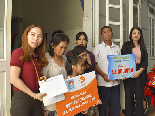 Đại diện Báo BR-VT và Công ty CP Bảo hiểm Hùng Vương Chi nhánh BR-VT trao tiền hỗ trợ và gói bảo hiểm tai nạn học sinh cho gia đình anh Võ Phát Giàu.