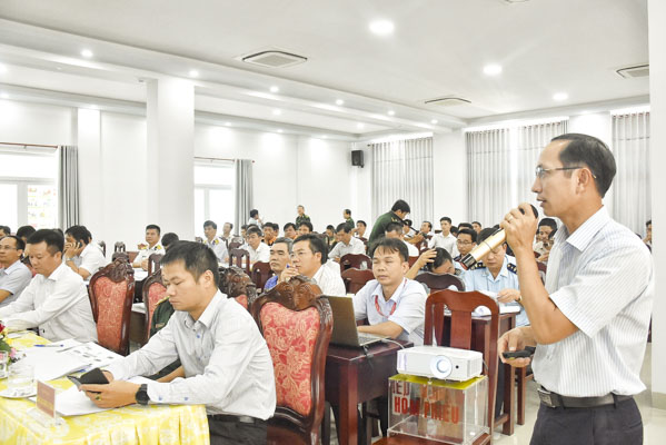 Đại diện Công ty Vận chuyển khí Đông Nam bộ giới thiệu cho các đại biểu về hệ thống các đường ống dẫn khí biển.