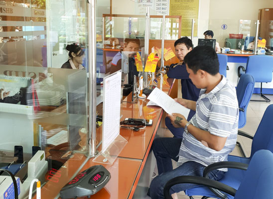 Lãi suất tiết kiệm cao nhất lên tới 9,4%/ năm đang thuộc về SHB dành cho các khoản tiền gửi trên 500 tỷ đồng. Trong ảnh: Khách hàng giao dịch tại SHB.