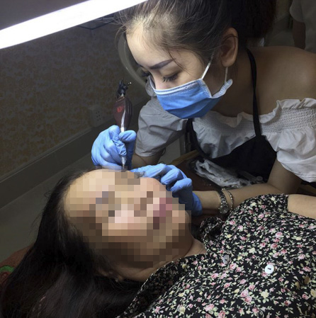 Khách hàng phun thêu chân mày tại Thẩm mỹ viện Đông Phương (24, Nguyễn Hữu Thọ, TP.Bà Rịa), một trong những cơ sở có thực hiện dịch vụ làm đẹp xâm lấn được Sở Y tế cấp phép hoạt động. Ảnh: MINH THIÊN