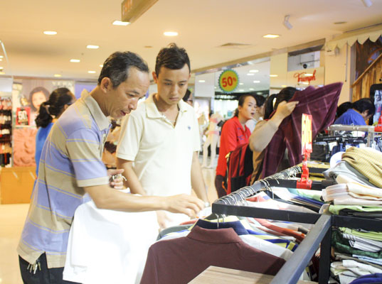 Khách hàng chọn mua quần áo tại Trung tâm thương mại The Imperial Plaza Vũng Tàu.