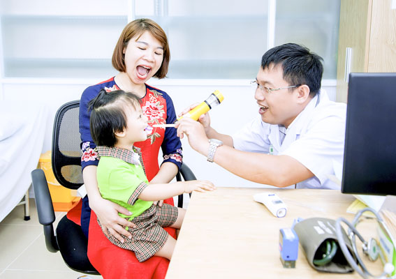 Nhiều trường hợp trẻ phải đến bác sĩ điều trị tâm lý do áp lực căng thẳng từ việc học. Trong ảnh: Bác sĩ khám bệnh cho trẻ tại Phòng khám Đa khoa Thiên Nam (TP.Vũng Tàu), (ảnh minh họa).