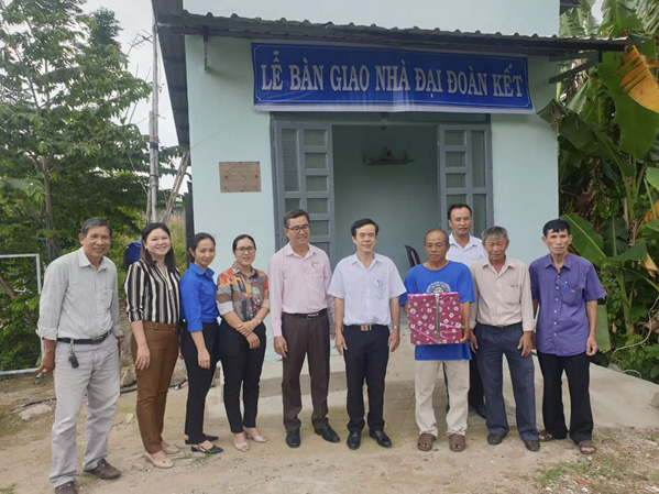 Đại diện Công ty TNHH MTV Xổ số kiến thiết tỉnh BR-VT và chính quyền địa phương tặng quà và bàn giao nhà cho gia đình ông Trần Sơn Tùng. Ảnh:N.T
