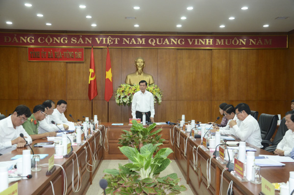 Ông Nguyễn Hồng Lĩnh, Ủy viên Trung ương Đảng, Bí thư Tỉnh ủy, Chủ tịch HĐND tỉnh phát biểu kết luận cuộc họp. Ảnh: ĐỨC NGUYÊN
