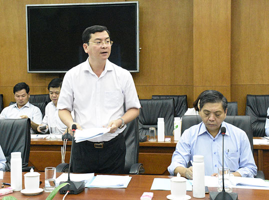 Ông Nguyễn Công Vinh, Giám đốc Sở KH-ĐTM, thừa ủy quyền UBND tỉnh báo cáo tại cuộc họp.